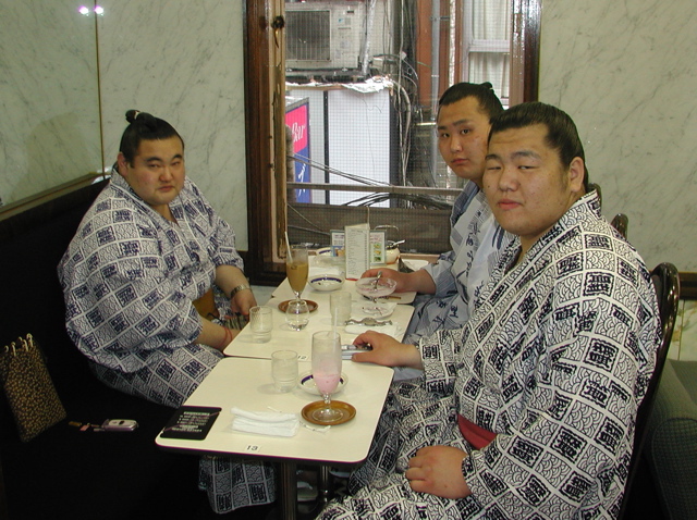 SUMO'S EAT A LOT FOOD